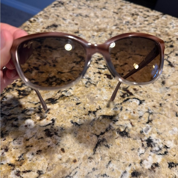 Stylish Brown Sunglasses - Picture 3 of 5